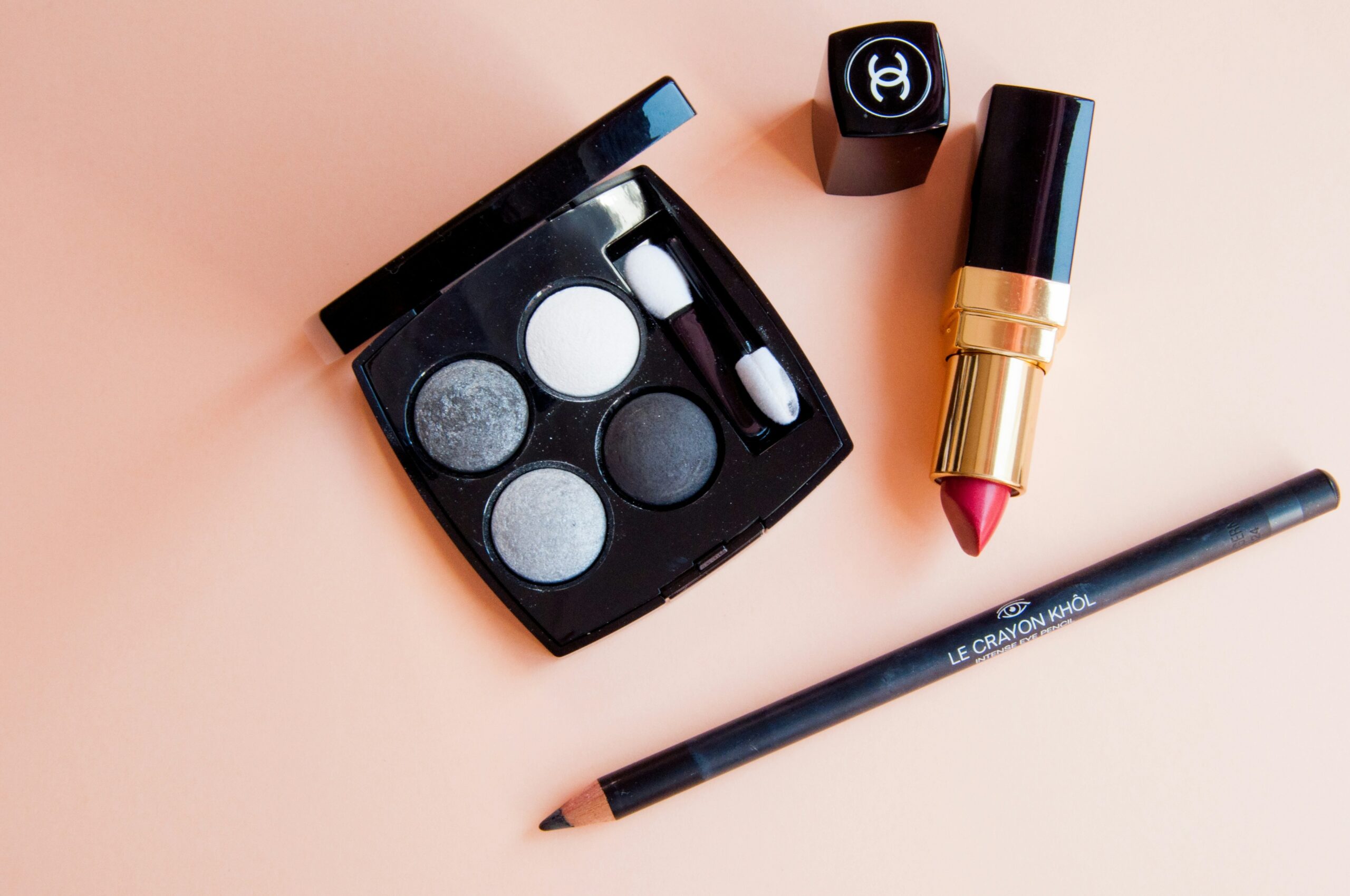 A sleek dual functionality makeup palette featuring blush, eyeshadow, and highlighter shades