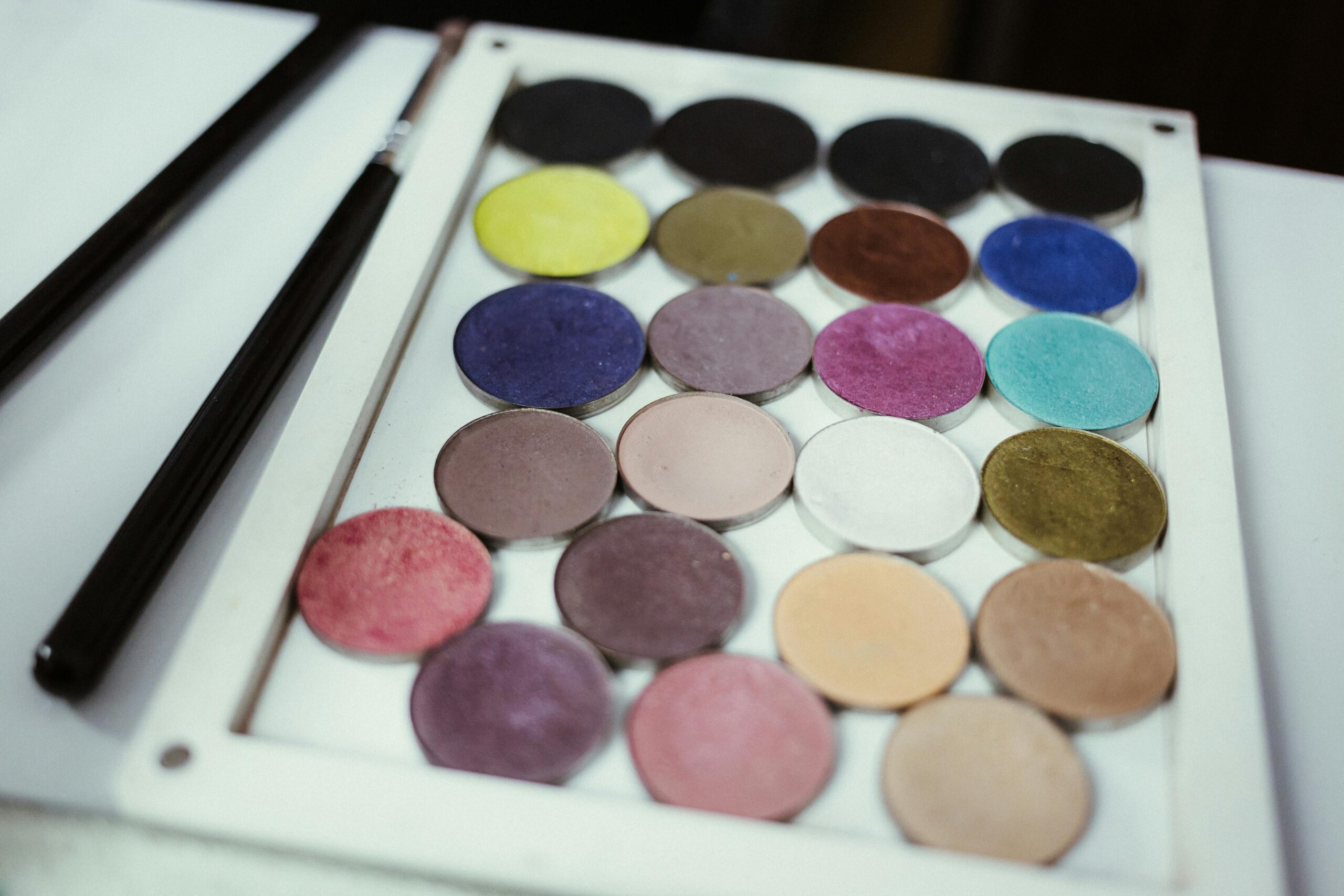 Color wheel showing complementary tones for makeup