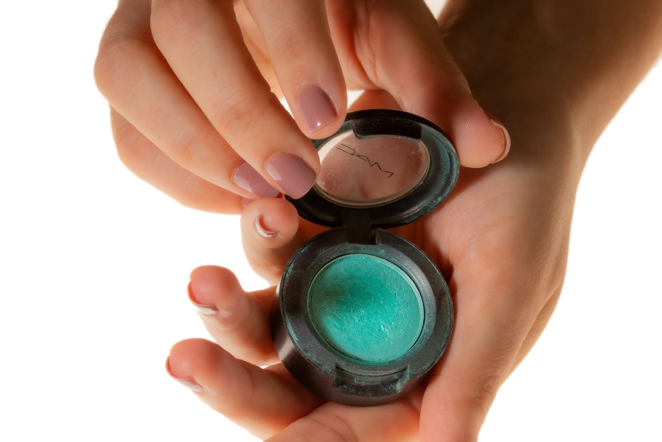Before-and-after photos showing effective use of shimmer eyeshadow palette