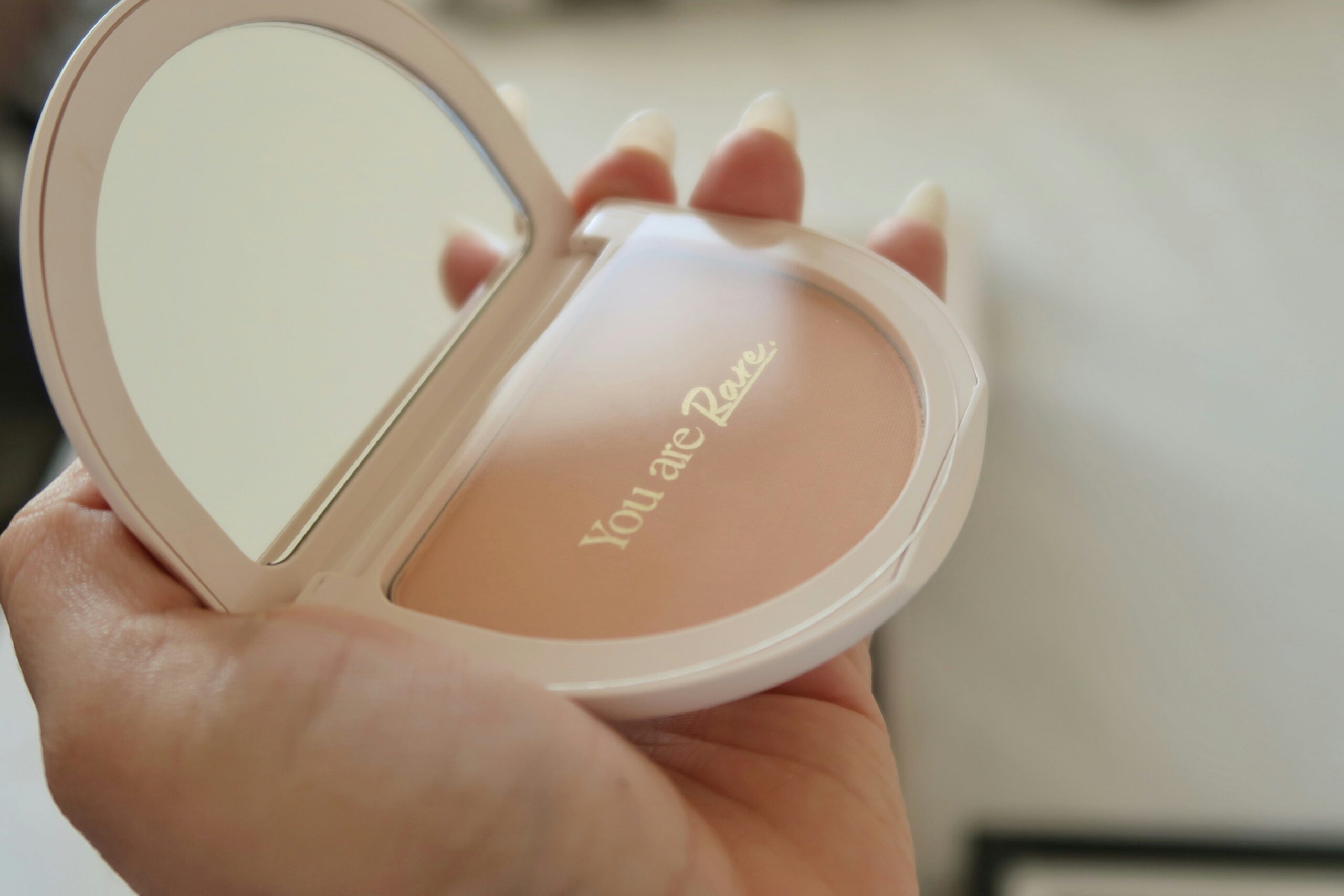 Side-by-side comparison showing dramatic improvement in skin glow after using a dewy complexion palette