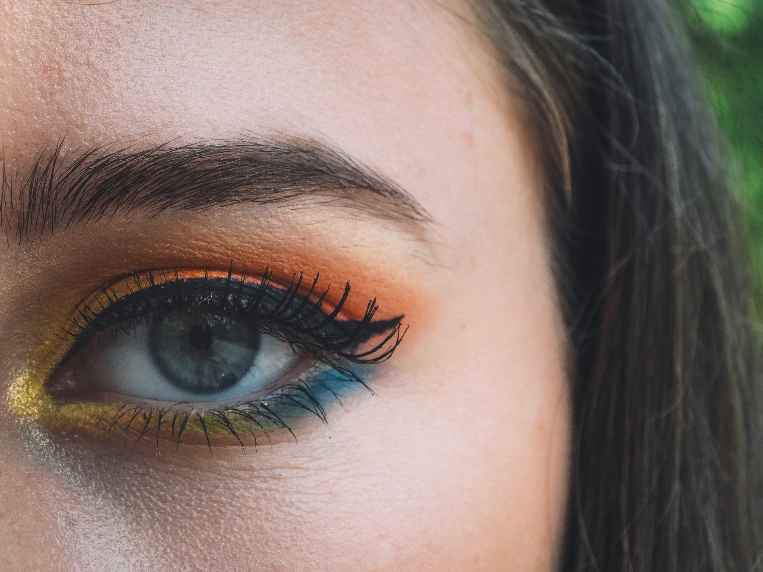 Taylor Swift wearing a dramatic smoky eye makeup look