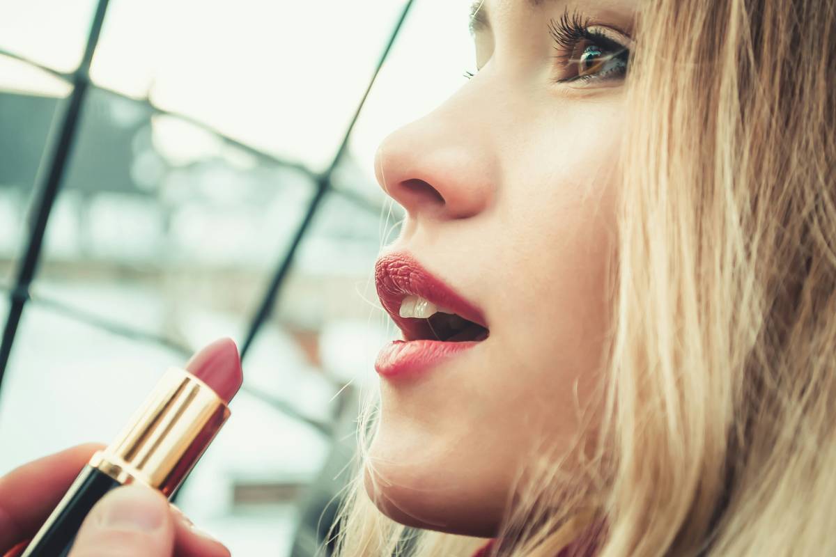 Close-up image showing oil buildup on eyelids affecting eyeshadow longevity