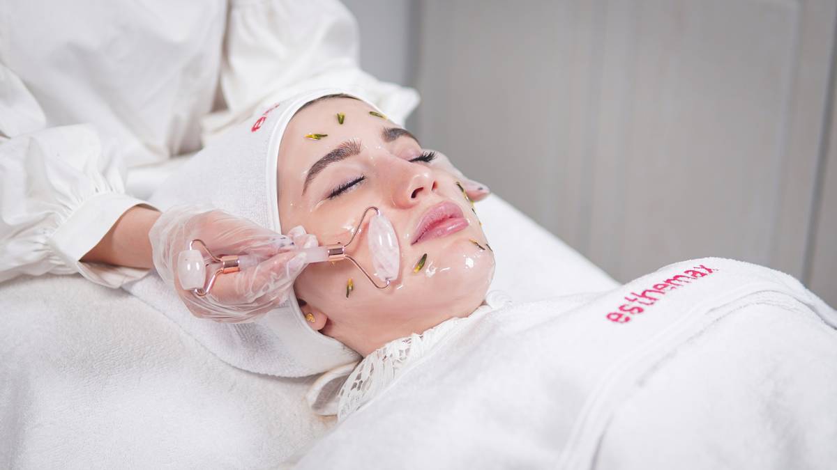 Before-and-after images showing Jessica's transformation with glowing skin achieved using a brightening complexion palette