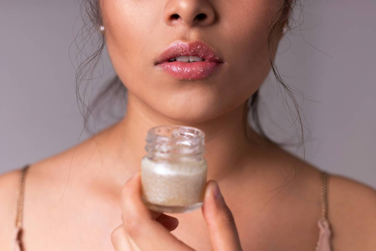 Infographic showing safe vs unsafe makeup ingredients for acne-prone skin
