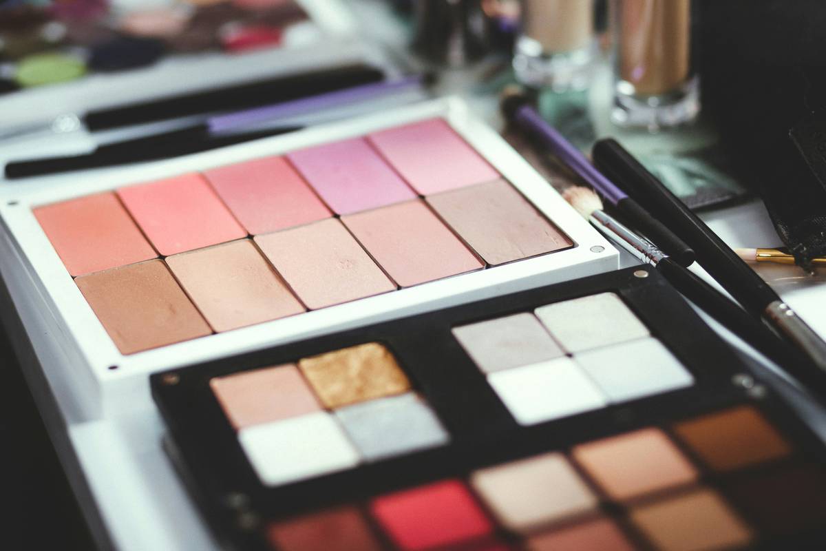 Steps to selecting an acne-safe makeup palette summarized visually